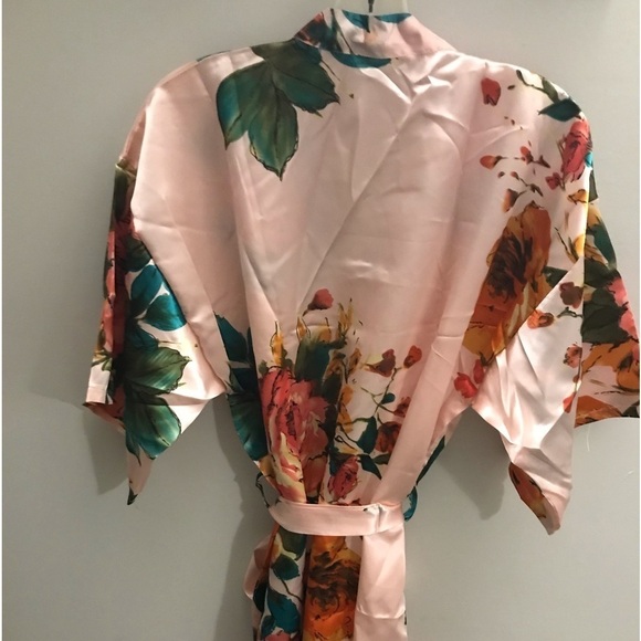 Pink no brand short silk robe with sash and flower design size M Women - Picture 2 of 2